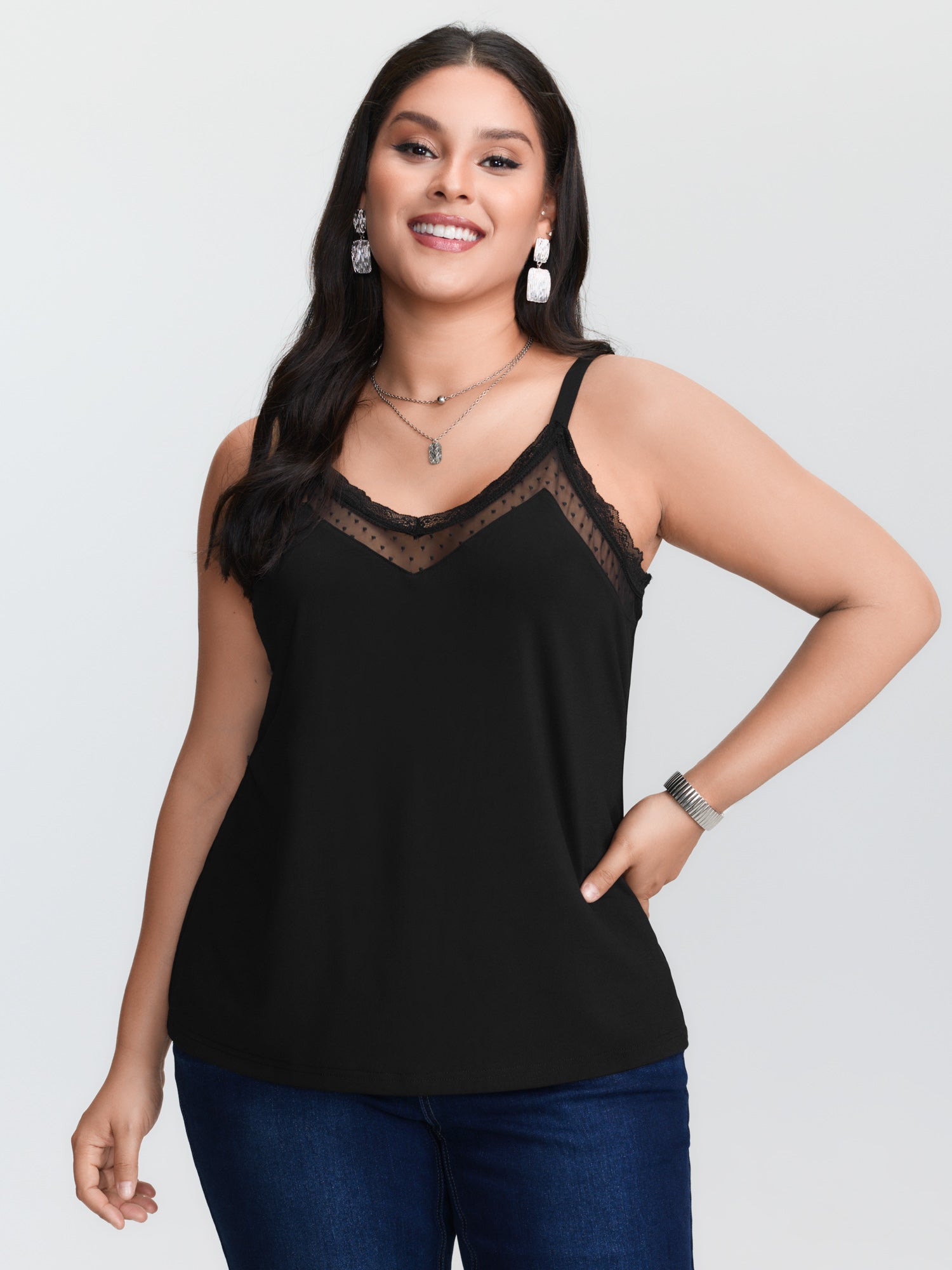 V Neck Cami Top - プラスサイズの黒いニットキャミソールタンクトップ。コントラストカラーのメッシュVネックデザインと細いスパゲッティストラップが特徴で、レギュラーレングスです。