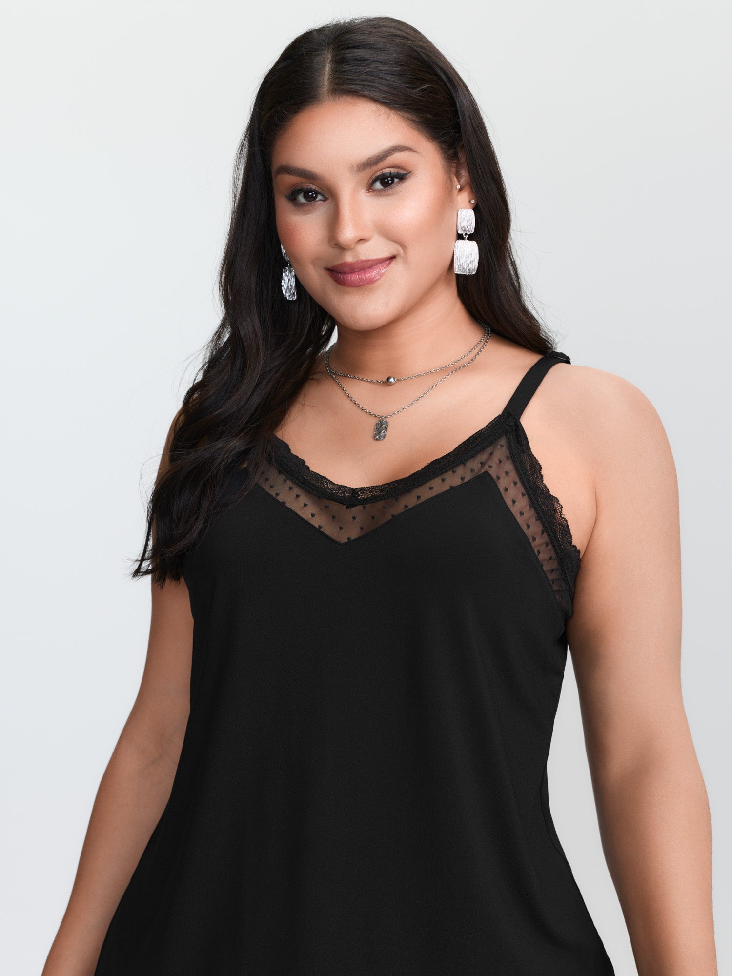 プラスサイズの黒いニットキャミソールタンクトップ。コントラス - V Neck Cami Top のレビューと価格